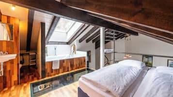 Blackout curtains, free WiFi