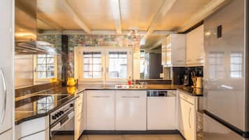 Jääkaappi, uuni, liesi, astianpesukone