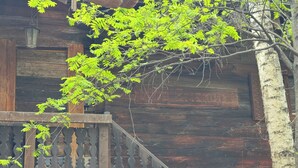 Ein Holzgebäude mit Balkon und einem Schild, auf dem "Bar Pub" steht.