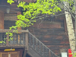 Un edificio de madera con balcón y un letrero que dice "Bar Pub".