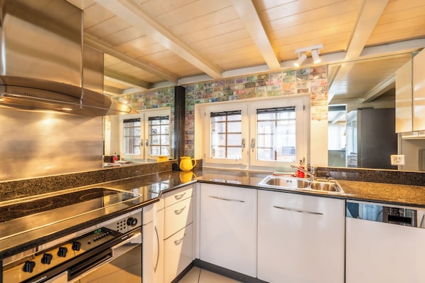 Chalet, balcon, vue cour intérieure | Cuisine privée | Réfrigérateur, four, plaque de cuisson, lave-vaisselle