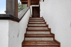 Eine Treppe führt zu einer Tür mit der Nummer 43.
