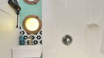 Secador de pelo, toallas, jabón, papel higiénico