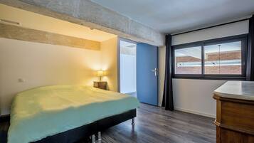 5 slaapkamers, een strijkplank/strijkijzer, wifi, beddengoed