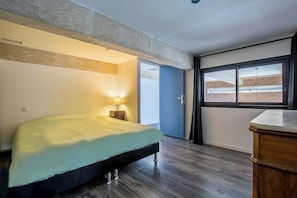 5 bedrooms, iron/ironing board, WiFi, bed sheets