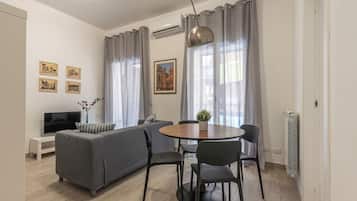 Apartamento, 2 quartos, sacada | Área de estar | TV 30 polegadas com canais via satélite