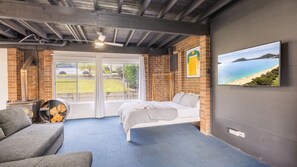 3 chambres, fer et planche à repasser, lit de bébé portatif