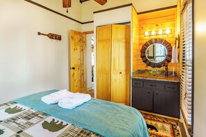 2 bedrooms, WiFi, bed sheets - Charming Beech Mountain Chalet – 2BR + Loft - 5 Mins to Ski Slopes & Restaurants (Beech Mountain)