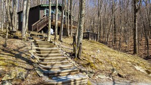 A wooden staircase leading to a cabin in a forest. - 5 Mins to Ski Slopes & Restaurants Charming Beech Mountain Chalet 2BR + Loft (Beech Mountain)