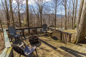Terrace/patio - Charming Beech Mountain Chalet – 2BR + Loft - 5 Mins to Ski Slopes & Restaurants (Beech Mountain)