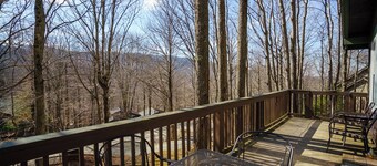 Charming Beech Mountain Chalet – 2BR + Loft - 5 Mins to Ski Slopes & Restaurants