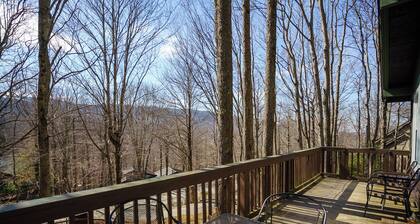 Charming Beech Mountain Chalet – 2BR + Loft - 5 Mins to Ski Slopes & Restaurants