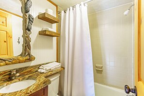 Towels, toilet paper - Charming Beech Mountain Chalet – 2BR + Loft - 5 Mins to Ski Slopes & Restaurants (Beech Mountain)