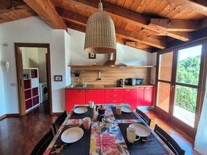 Refrigerador, microondas, parrilla de estufa y utensilios de cocina 