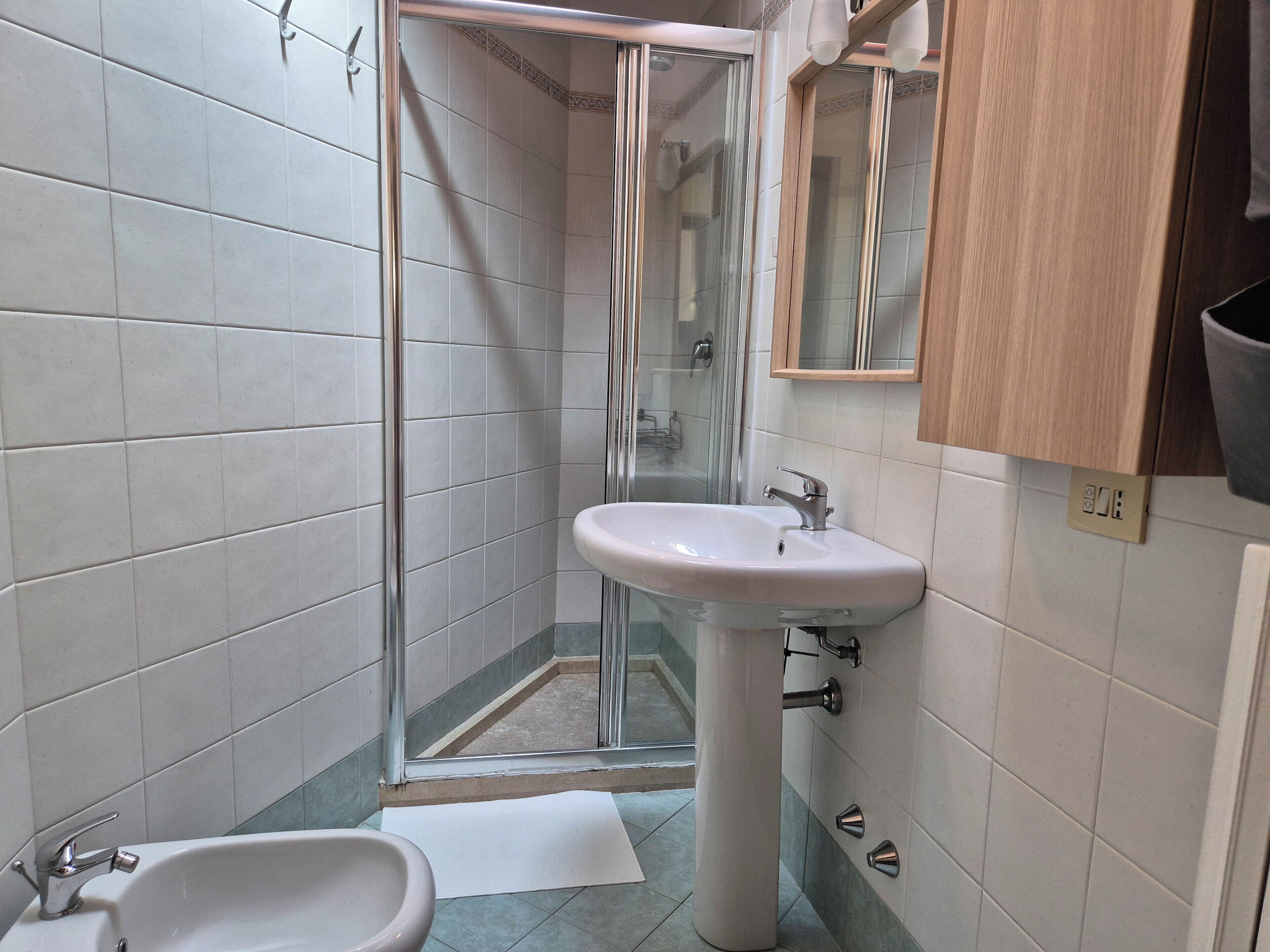 Dusche, Bidet, Handtücher