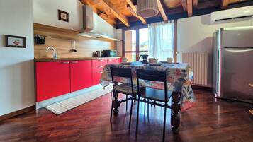 Frigorifero, microonde, piano cottura, pentole/stoviglie/utensili