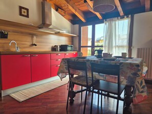 Refrigerador, microondas, parrilla de estufa y utensilios de cocina 