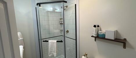 ヘアドライヤー、タオル、石鹸、トイレットペーパー