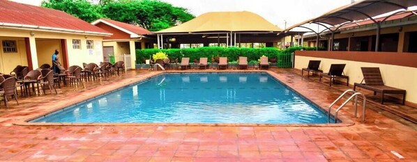 Outdoor pool - Theta Country Resort (Juja)