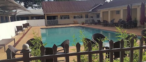 Una piscina al aire libre
