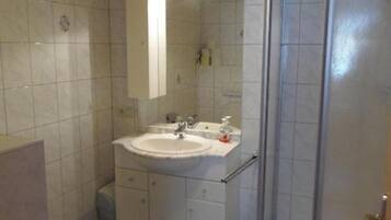 Douche, sĂšche-cheveux, serviettes fournies, papier toilette