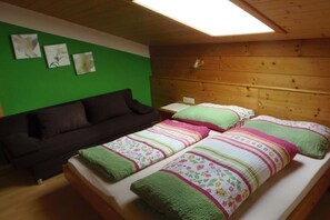 Travel crib, free WiFi, bed sheets