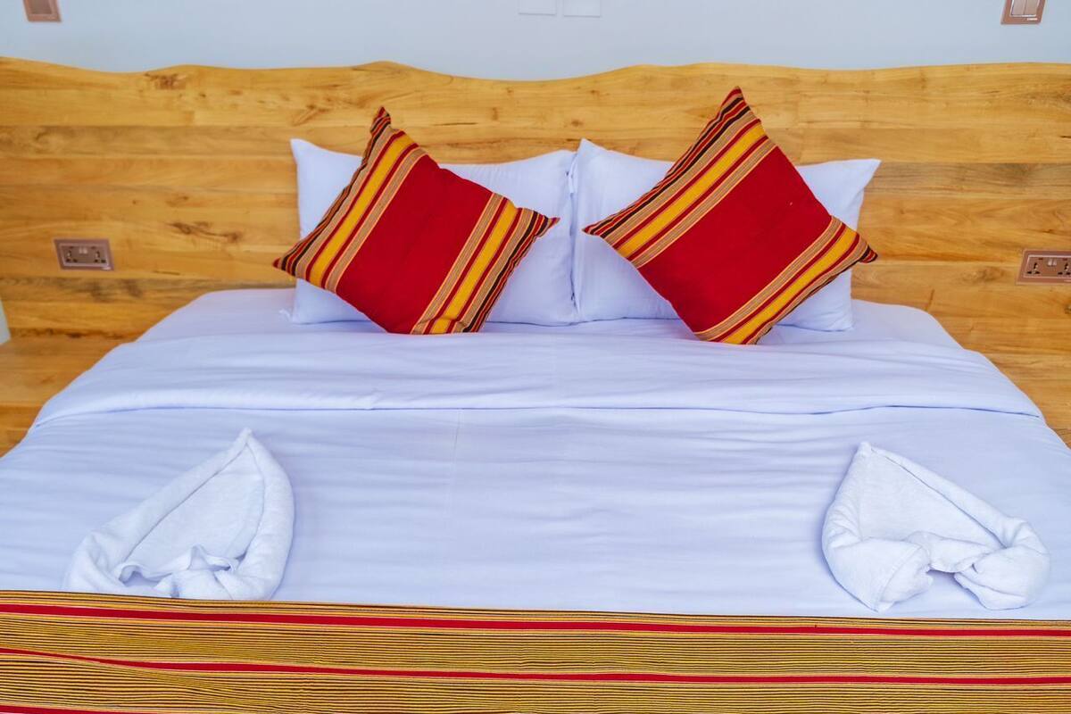 Luxury Single Room, Lake View | Desk, laptop workspace, free WiFi