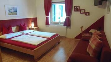 2 bedrooms, travel crib, WiFi (free), bed sheets