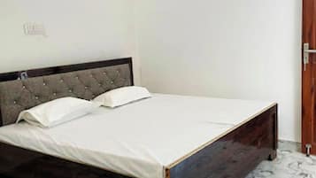 Hypo-allergenic bedding, in-room safe, desk, soundproofing