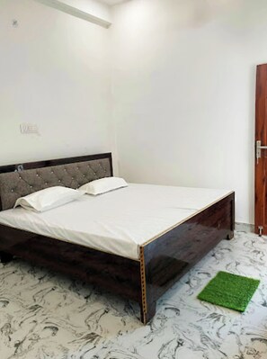 Habitación doble Deluxe, aire acondicionado | Ropa de cama hipoalergénica y caja de seguridad en la habitación 