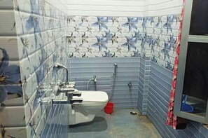 Douche, douche à « effet pluie », articles de toilette gratuits