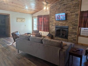 TV, fireplace - Cabin in the Woods @ J and J's (Jasper)