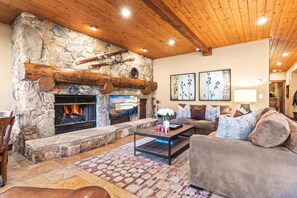 Una Smart TV, una chimenea