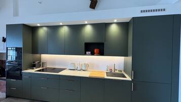 Een microgolfoven, een oven, een kookplaat, een vaatwasser