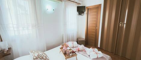 1 chambre, fer et planche à repasser, Wi-Fi gratuit, draps fournis