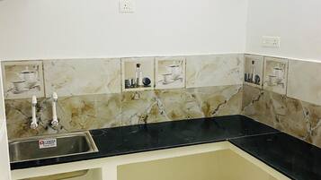 Douche, sĂšche-cheveux, serviettes fournies, savon