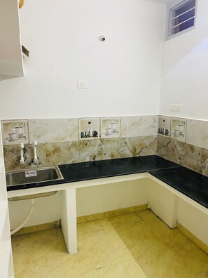 Een douche, een haardroger, handdoeken, zeep