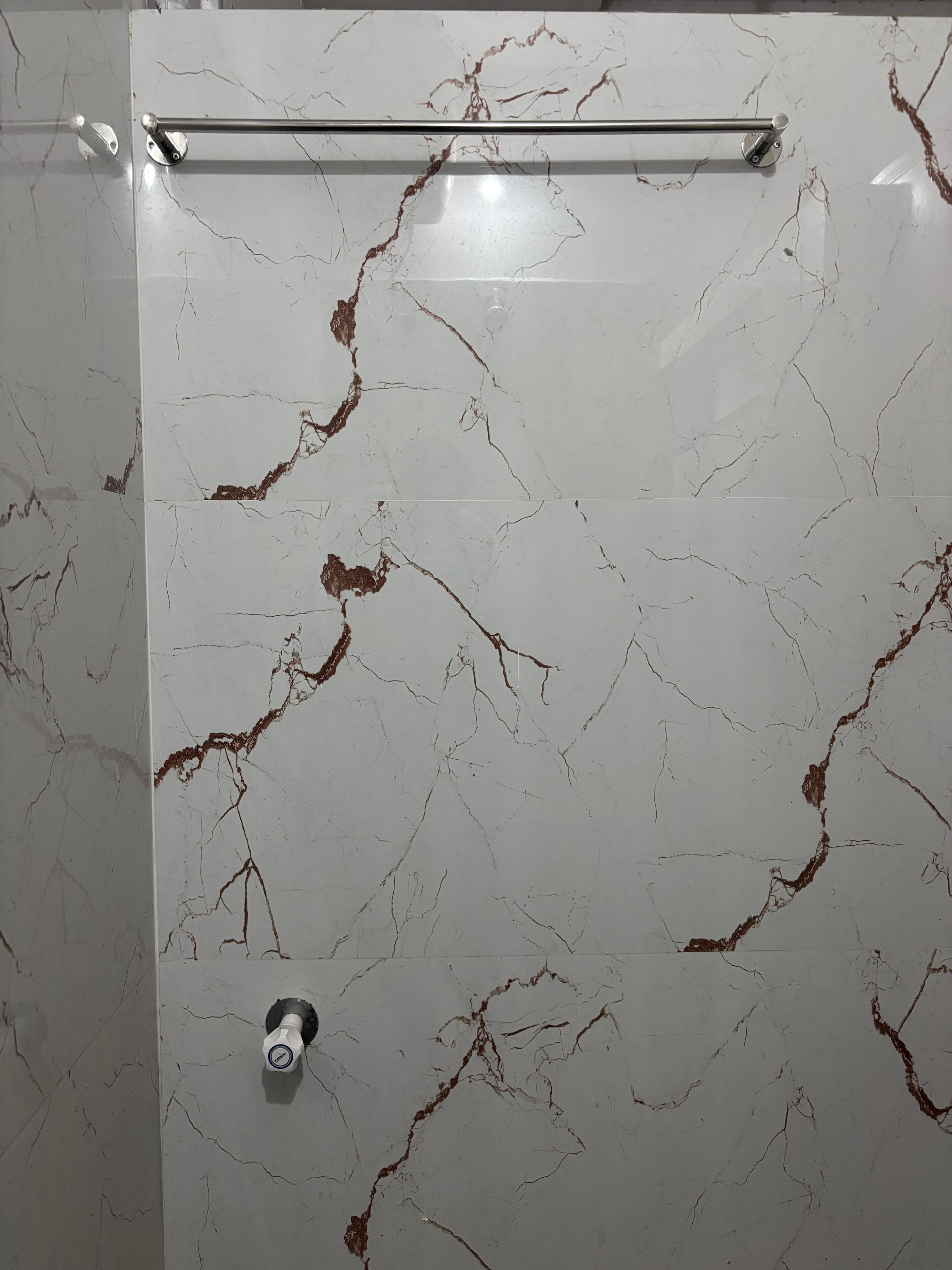 Douche, séchoir à cheveux, serviettes fournies, savon