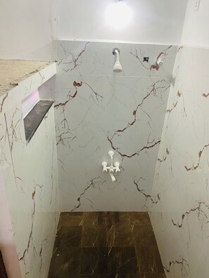 Douche, sèche-cheveux, serviettes fournies, savon