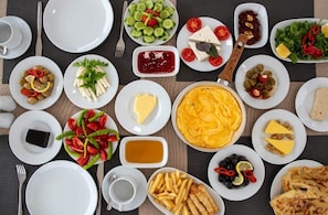 Café da manhã completo grátis todos os dias