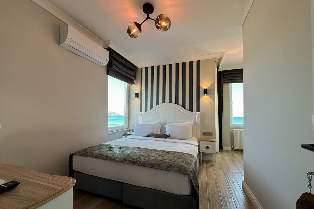 Quarto luxo | Escrivaninha, espaço de trabalho para notebook, Wi-Fi de cortesia