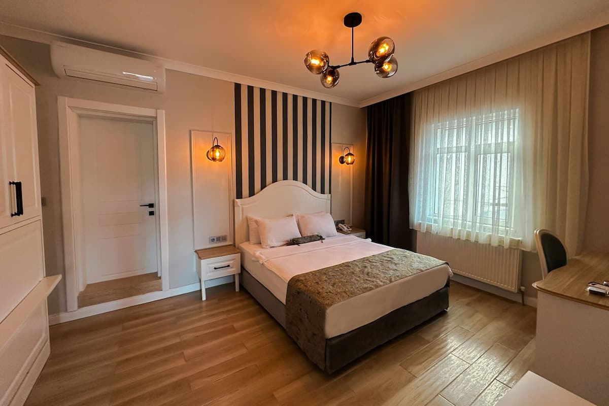 Quarto luxo | Escrivaninha, espaço de trabalho para notebook, Wi-Fi de cortesia
