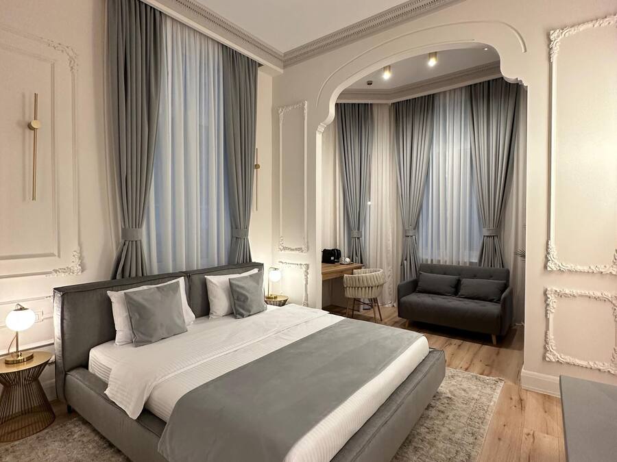 Caja de seguridad en la habitación y tabla de planchar con plancha