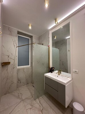 Habitación doble Deluxe | Baño | Regadera, amenidades de baño gratuitas, secadora de cabello, batas 