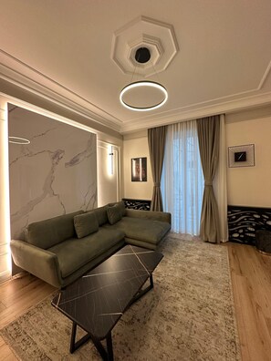 Een 90-cm smart-tv met kabelzenders