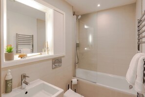 Ducha, secador de pelo, toallas