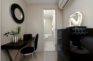 Un baño moderno con bañera, ducha e inodoro.