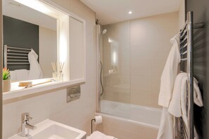 Dusch, hårtork och handdukar