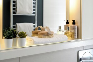 Shower, hair dryer, towels