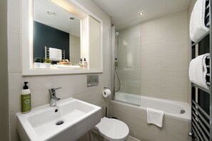 Shower, hair dryer, towels - Monument Executive Studio with Terrace (London)